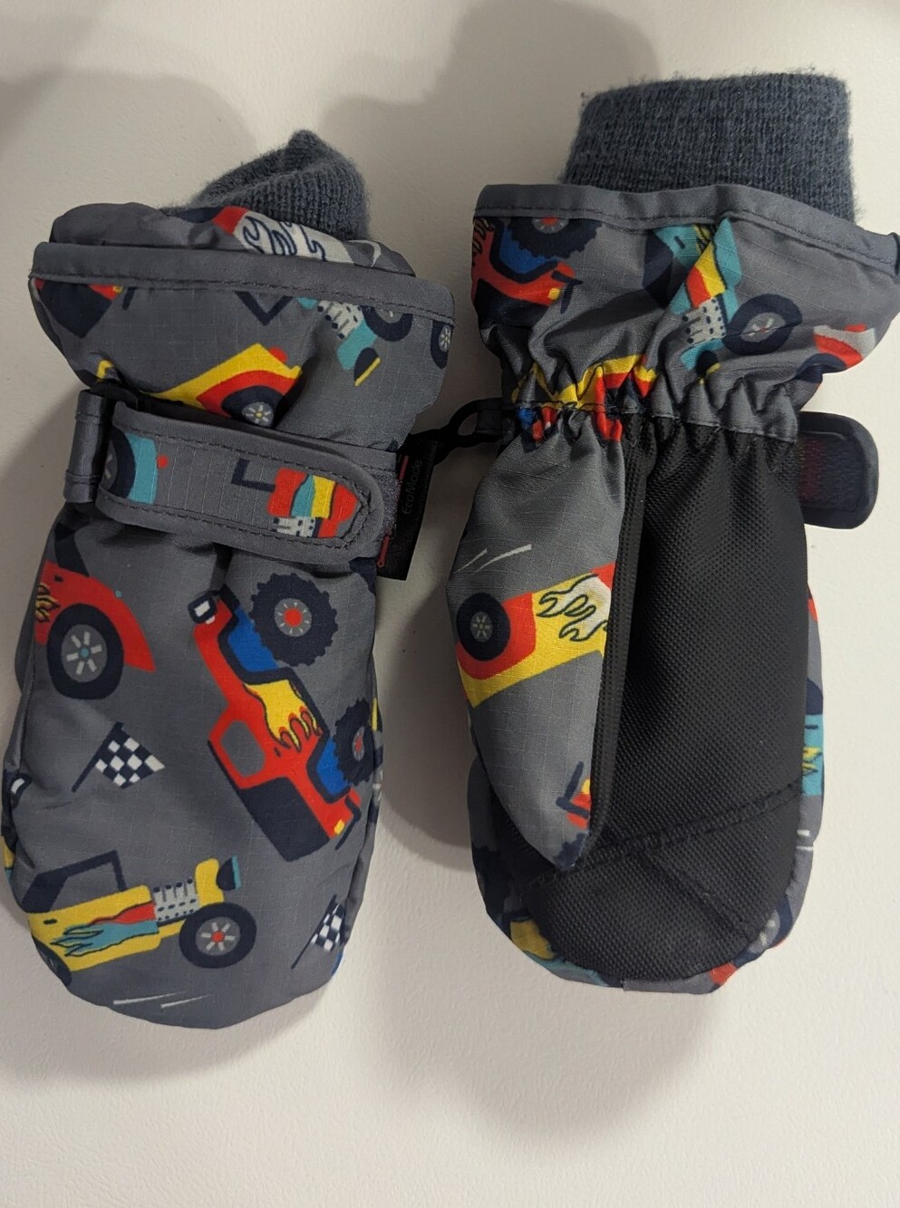 The Children’s Place winter mittens gloves boys Sz 2T 3T Racing Truck graphics